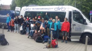 14 Jugendliche mit Behinderung und ihr Betreuerteam sind startklar für das Wochenende am Möhnesee.