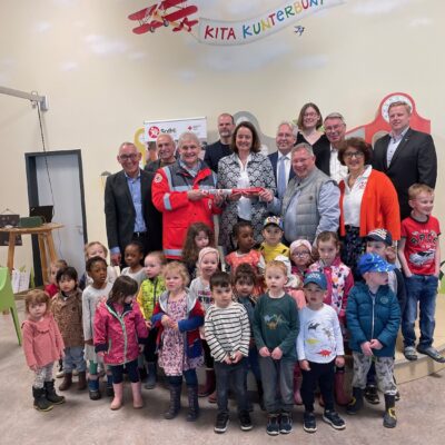 Vorne Kinder der Kita Kunterbunt 
Regierungspräsident Herbert Böckelühr, Vorsitzender DRK-Kreisverband Unna Michael Makiolla, Regierungspräsidentin Anna Bölling, Landrat Kreis Herford Jürgen Müller, DRK Kreisgeschäftsführer Ralf Hoffmann, Christian Dahm MdL, DRK Vizepräsidentin Nilgün Özel, Gerd Diesel Vorstand DRK Landesverband WL