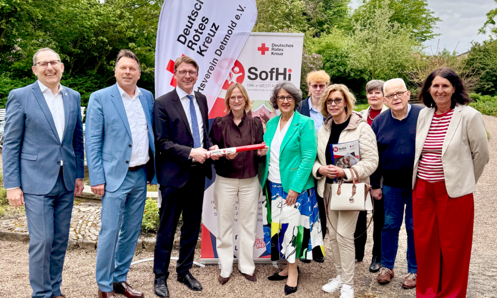 Staffelübergabe SofHi im Schloss Detmold
v.l.: Klaus Jürgen Wolf, DRK Kreisverband Detmold, Frank Hilker, Bürgermeister Stadt Detmold, Dr. Martin Horchler, Vorstand DRK Kreisverband Siegen-Wittgenstein, Prinzessin Maria zur Lippe, Nilgün Özel, Vizepräsidentin DRK Landesverband Westfalen Lippe, Christina Haberbeck, Unternhmerin, Ehrenamtliche DRK Ortsverein Detmold, Ulrike Glatte, Kreisverwaltung Detmold
