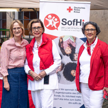 Die drei SofHi-Gründerinnen Maria Prinzessin zur Lippe (links), Christina Haberbeck (Bildmitte) und Nilgün Özel (rechts) freuen sich über das gute Spendenergebnis.